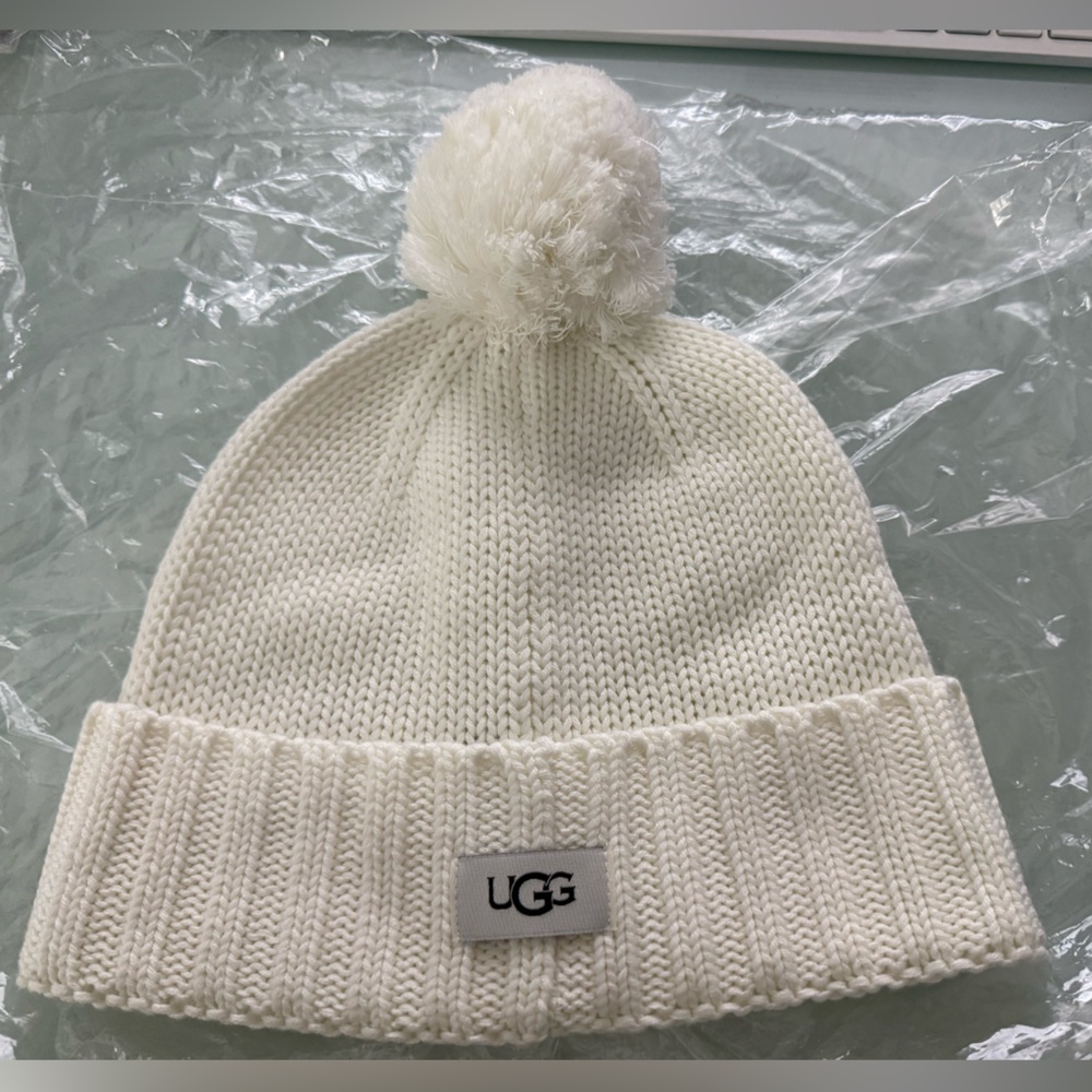 UGG White cuff Beanie with Pom, NWOT